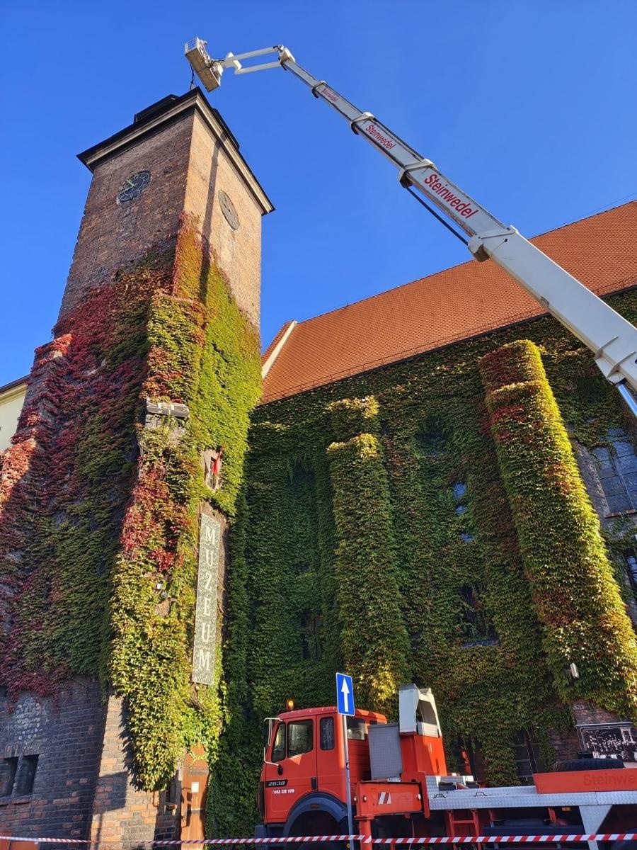 Zdjęcie w galerii na portalu naszraciborz.pl: Około 100-letni krzyż z wieży Muzeum w Raciborzu zdemontowany. Zdecydowały względy bezpieczeństwa wiadomości z regionu