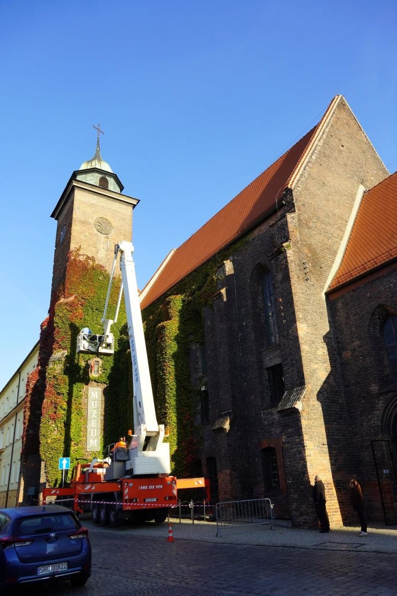 Zdjęcie w galerii na portalu naszraciborz.pl: Około 100-letni krzyż z wieży Muzeum w Raciborzu zdemontowany. Zdecydowały względy bezpieczeństwa wiadomości z regionu
