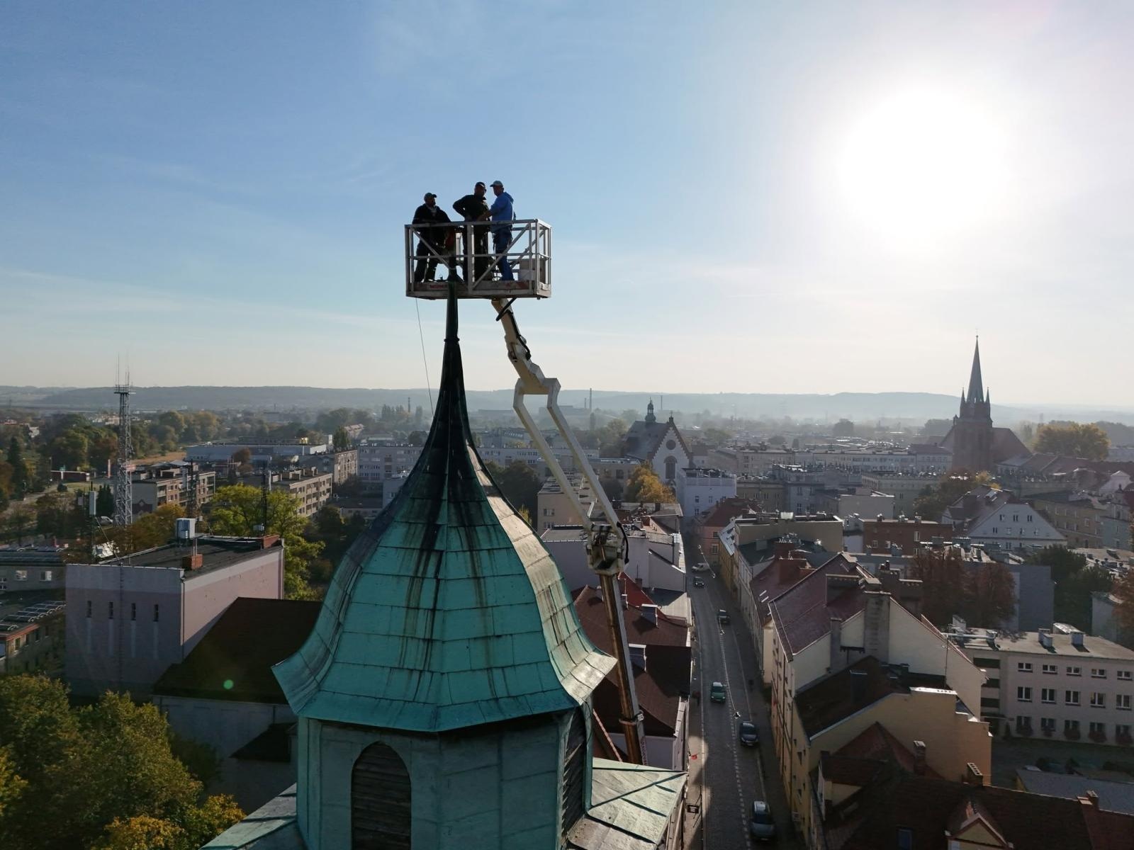 Zdjęcie w galerii na portalu naszraciborz.pl: Około 100-letni krzyż z wieży Muzeum w Raciborzu zdemontowany. Zdecydowały względy bezpieczeństwa wiadomości z regionu