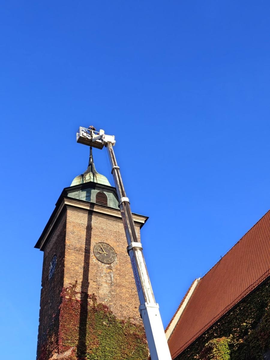 Zdjęcie w galerii na portalu naszraciborz.pl: Około 100-letni krzyż z wieży Muzeum w Raciborzu zdemontowany. Zdecydowały względy bezpieczeństwa wiadomości z regionu