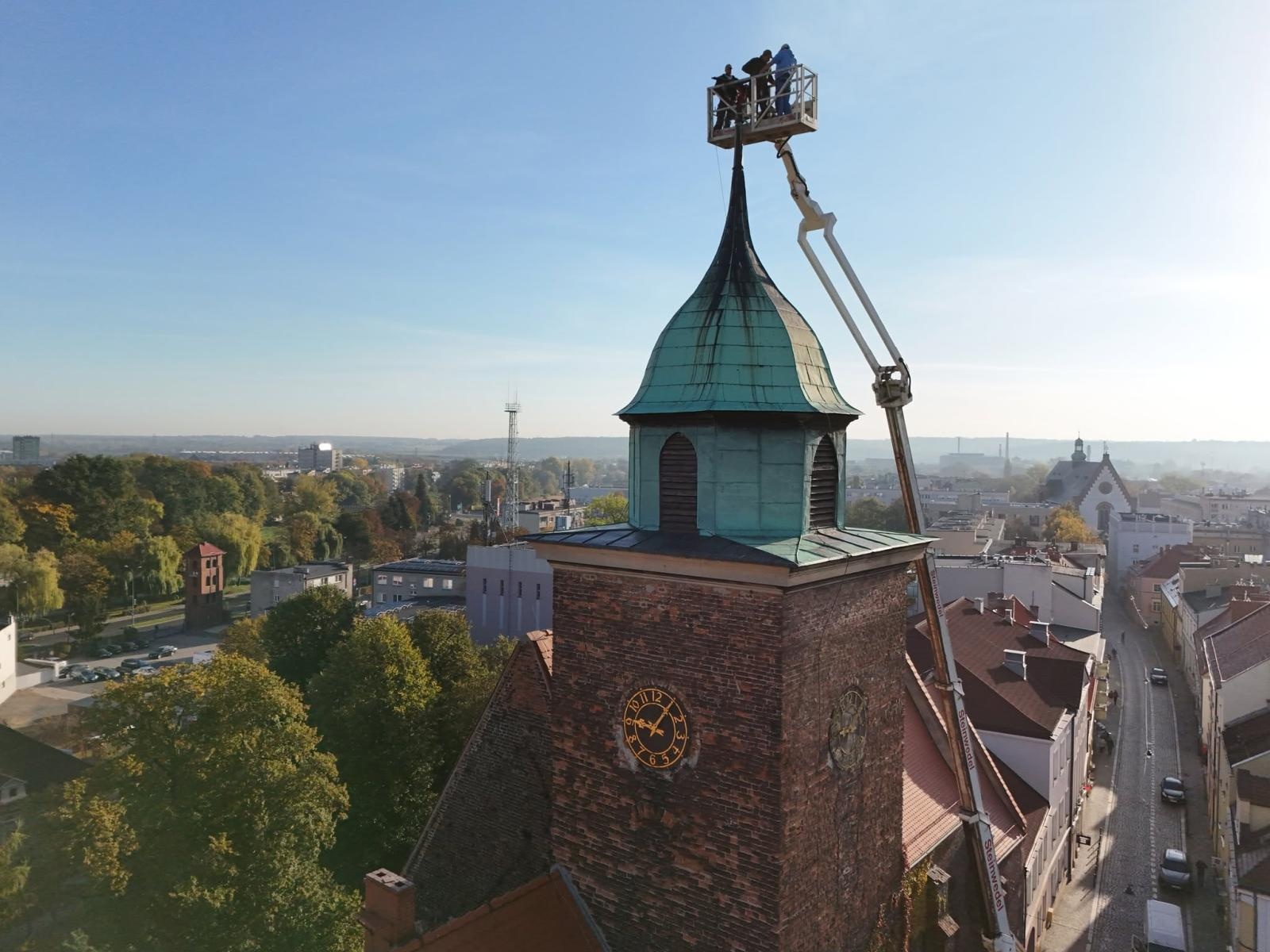 Zdjęcie w galerii na portalu naszraciborz.pl: Około 100-letni krzyż z wieży Muzeum w Raciborzu zdemontowany. Zdecydowały względy bezpieczeństwa wiadomości z regionu