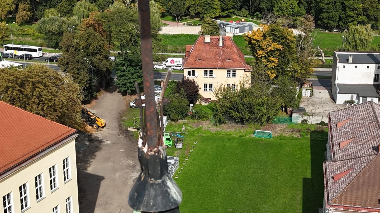 Zdjęcie w galerii na portalu naszraciborz.pl: Około 100-letni krzyż z wieży Muzeum w Raciborzu zdemontowany. Zdecydowały względy bezpieczeństwa wiadomości z regionu
