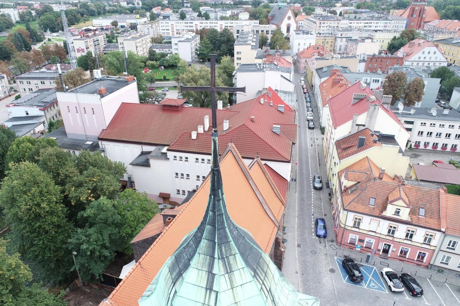 Zdjęcie w galerii na portalu naszraciborz.pl: Około 100-letni krzyż z wieży Muzeum w Raciborzu zdemontowany. Zdecydowały względy bezpieczeństwa wiadomości z regionu