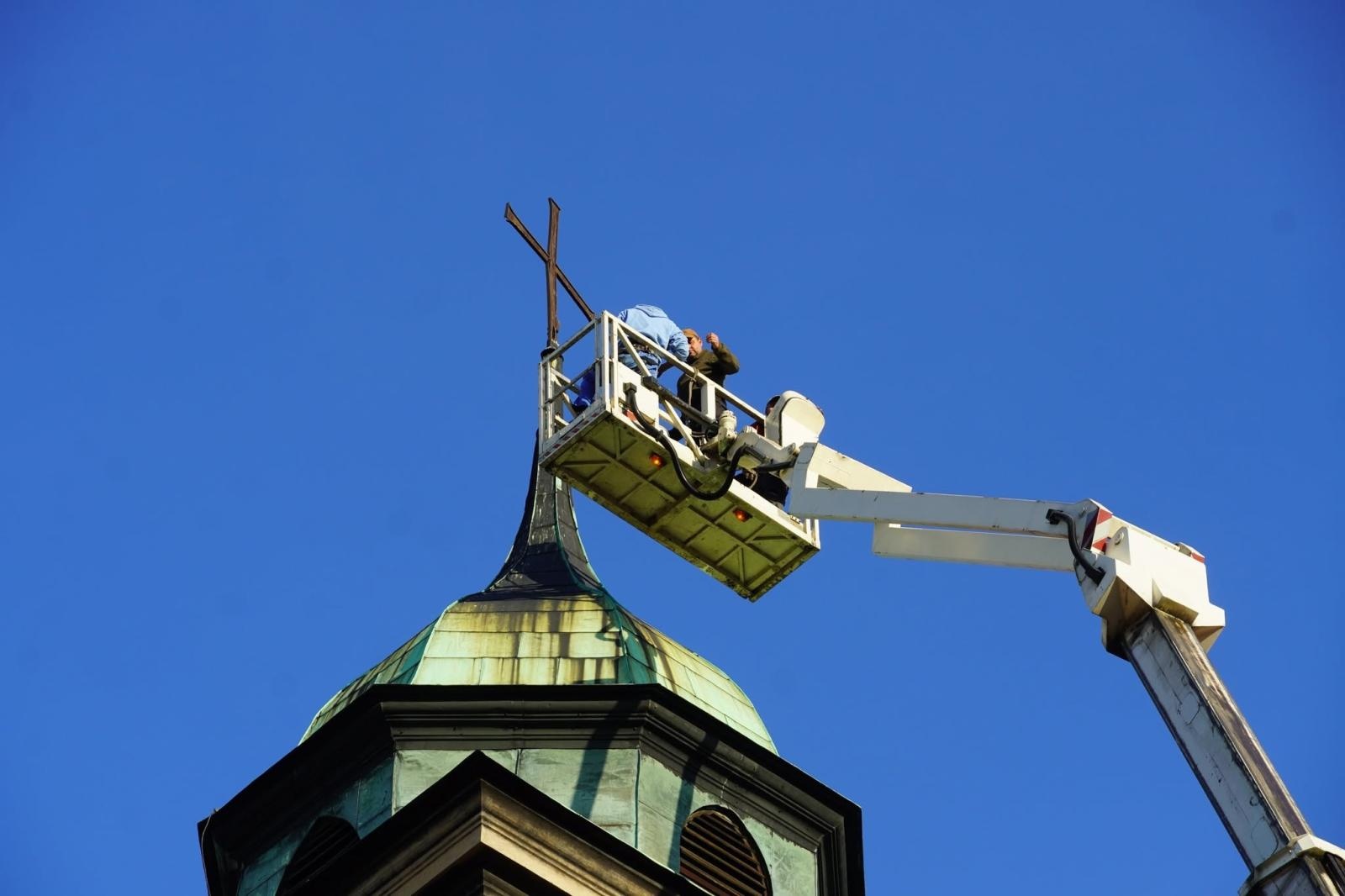 Zdjęcie w galerii na portalu naszraciborz.pl: Około 100-letni krzyż z wieży Muzeum w Raciborzu zdemontowany. Zdecydowały względy bezpieczeństwa wiadomości z regionu