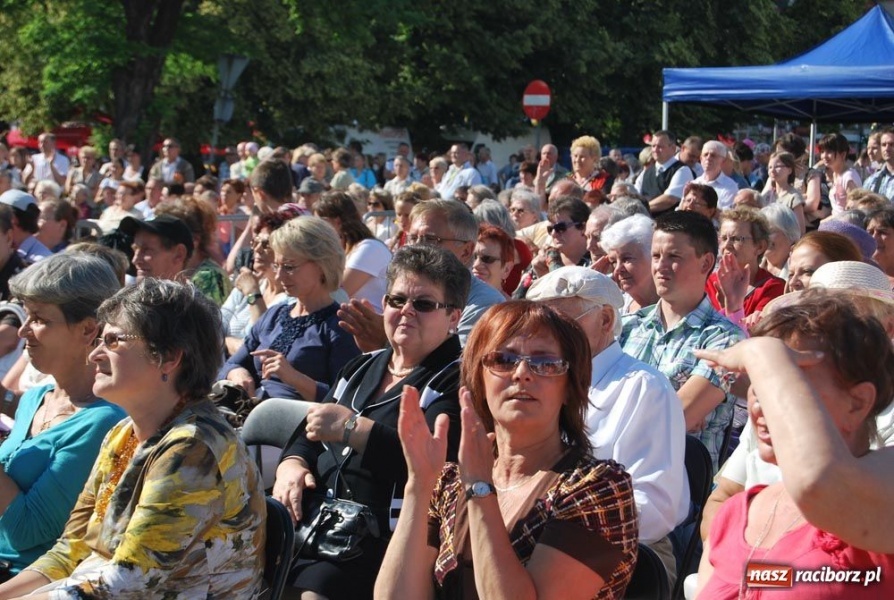Zdjęcie w galerii na portalu naszraciborz.pl: Folklor i Zuzana na finał Dni Raciborza wiadomości z regionu