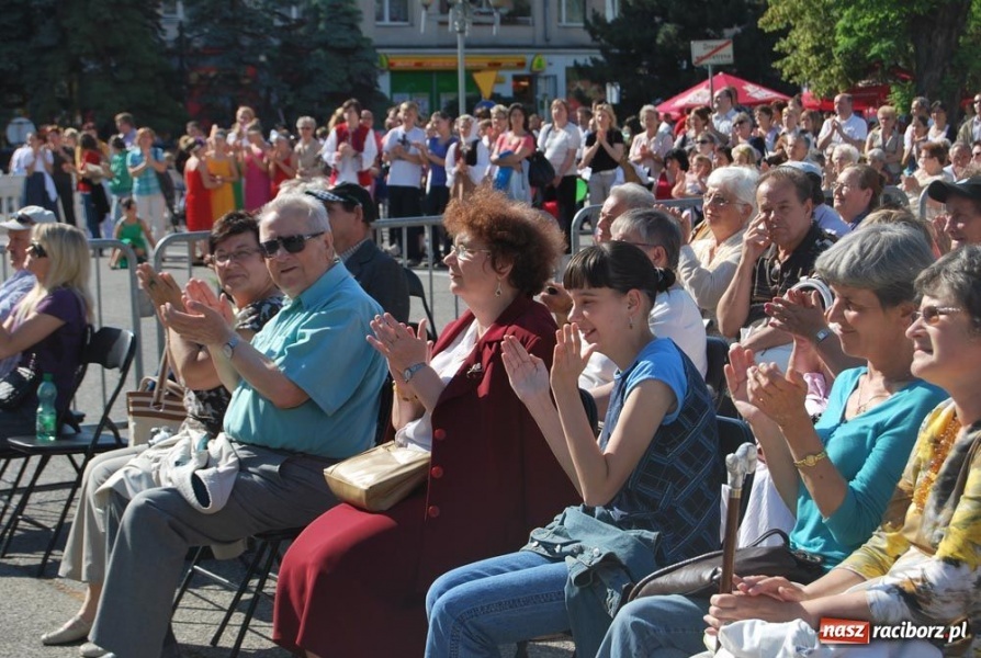 Zdjęcie w galerii na portalu naszraciborz.pl: Folklor i Zuzana na finał Dni Raciborza wiadomości z regionu