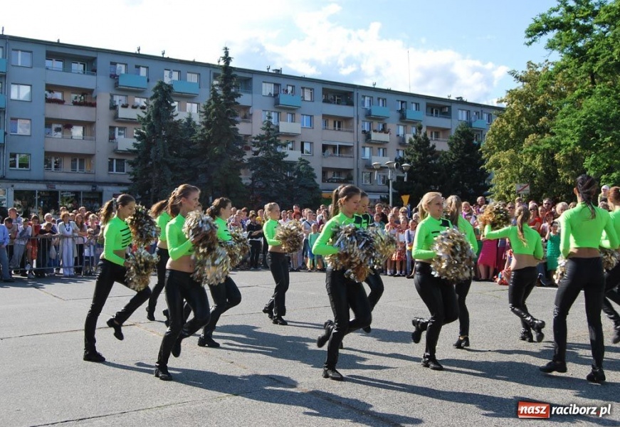 Zdjęcie w galerii na portalu naszraciborz.pl: Folklor i Zuzana na finał Dni Raciborza wiadomości z regionu