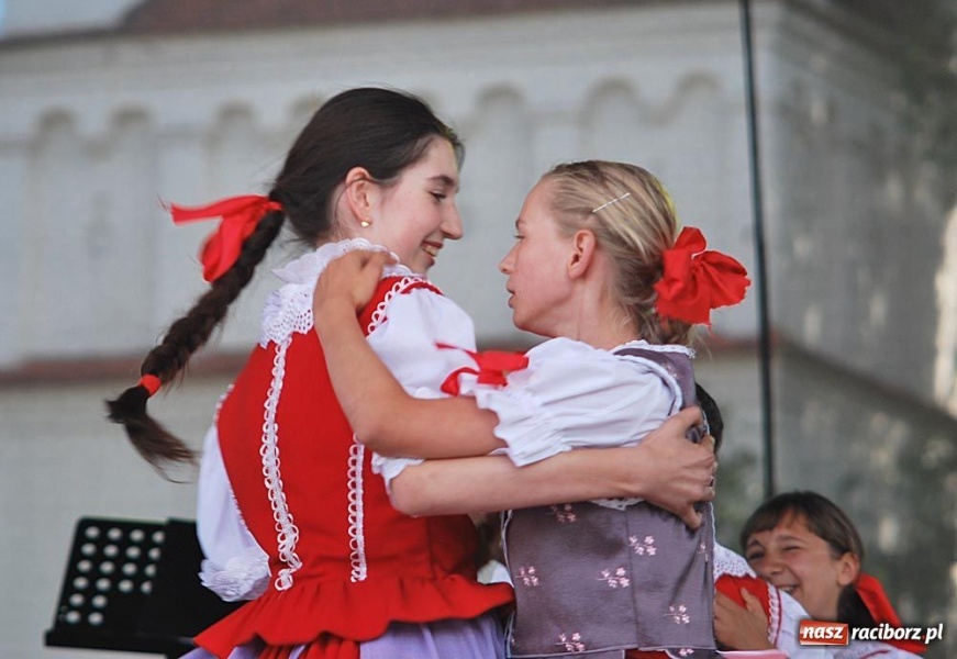 Zdjęcie w galerii na portalu naszraciborz.pl: Folklor i Zuzana na finał Dni Raciborza wiadomości z regionu