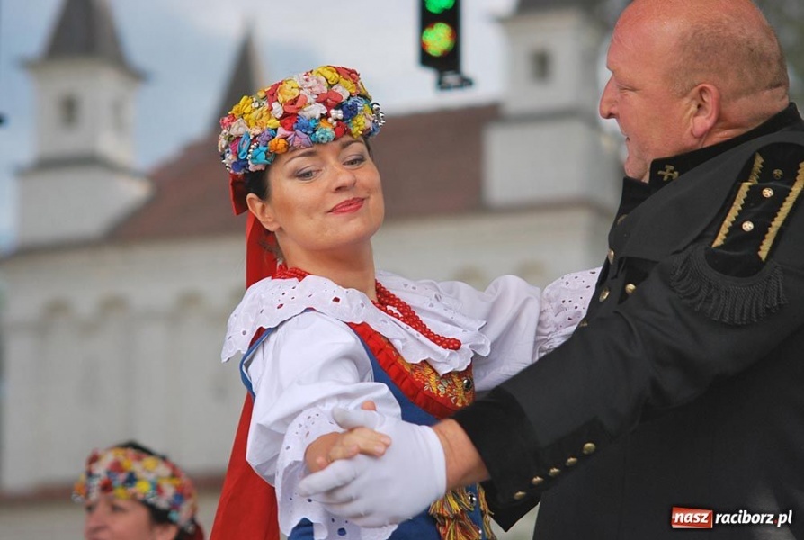 Zdjęcie w galerii na portalu naszraciborz.pl: Folklor i Zuzana na finał Dni Raciborza wiadomości z regionu