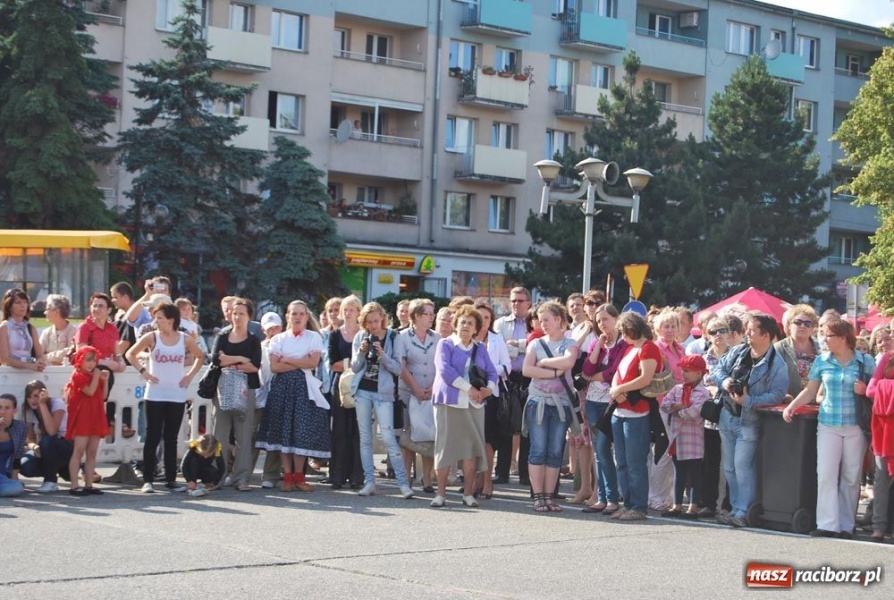Zdjęcie w galerii na portalu naszraciborz.pl: Folklor i Zuzana na finał Dni Raciborza wiadomości z regionu