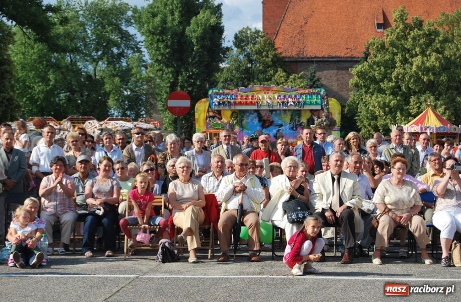 Zdjęcie w galerii na portalu naszraciborz.pl: Folklor i Zuzana na finał Dni Raciborza wiadomości z regionu