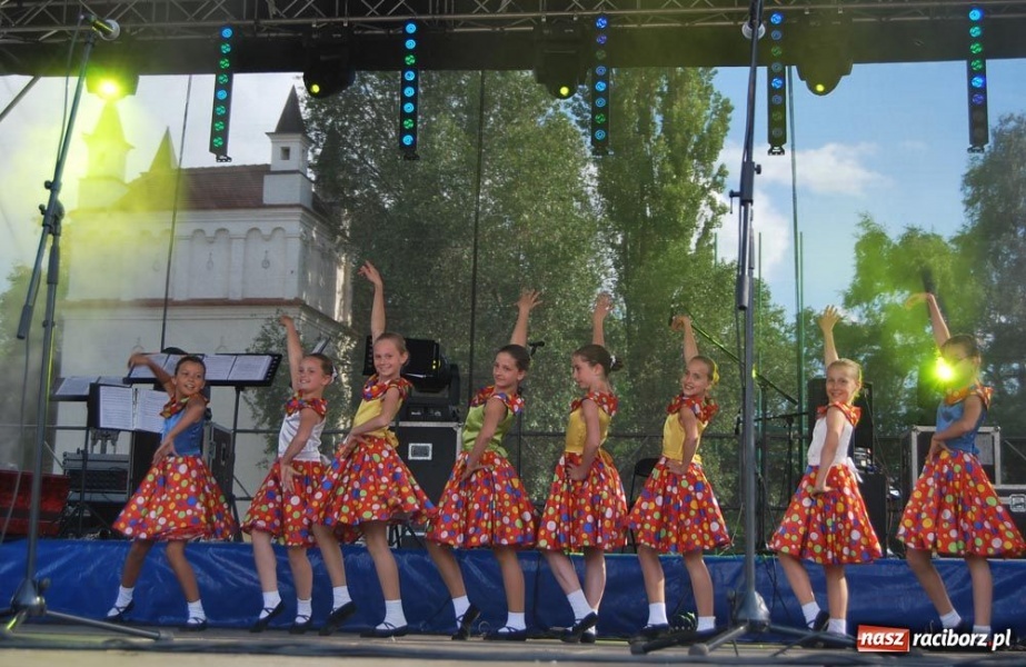 Zdjęcie w galerii na portalu naszraciborz.pl: Folklor i Zuzana na finał Dni Raciborza wiadomości z regionu