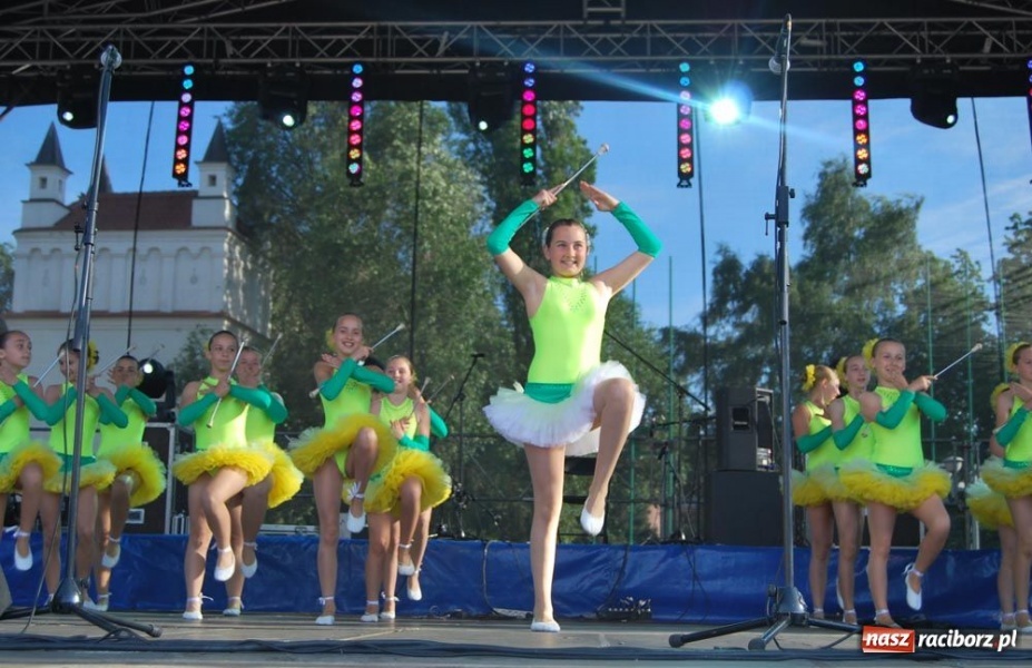 Zdjęcie w galerii na portalu naszraciborz.pl: Folklor i Zuzana na finał Dni Raciborza wiadomości z regionu