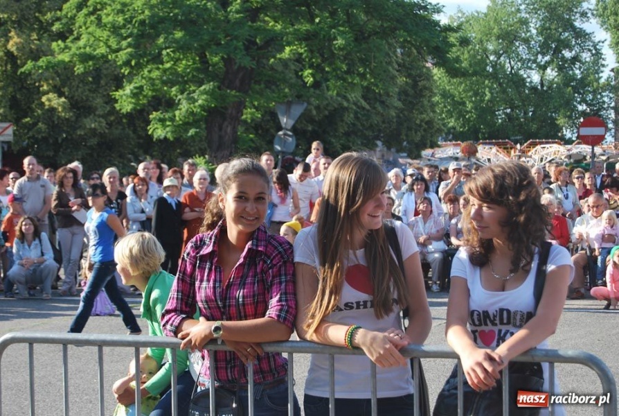 Zdjęcie w galerii na portalu naszraciborz.pl: Folklor i Zuzana na finał Dni Raciborza wiadomości z regionu