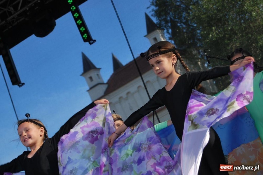 Zdjęcie w galerii na portalu naszraciborz.pl: Folklor i Zuzana na finał Dni Raciborza wiadomości z regionu