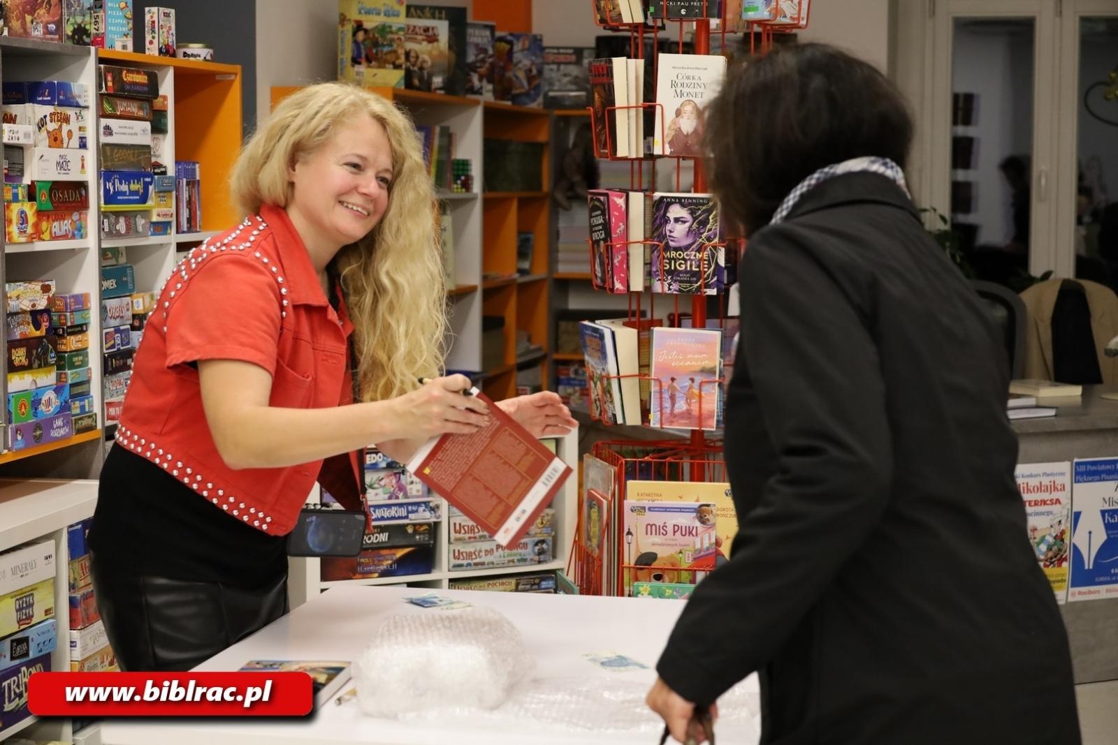 Zdjęcie w galerii na portalu naszraciborz.pl: Drogą śmierci na rowerze. Agnieszka Wasztyl opowiedziała o Boliwii w bibliotece wiadomości z regionu
