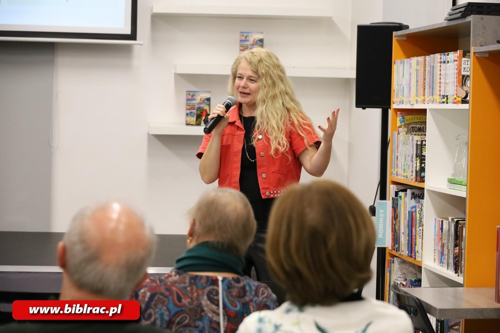 Zdjęcie w galerii na portalu naszraciborz.pl: Drogą śmierci na rowerze. Agnieszka Wasztyl opowiedziała o Boliwii w bibliotece wiadomości z regionu