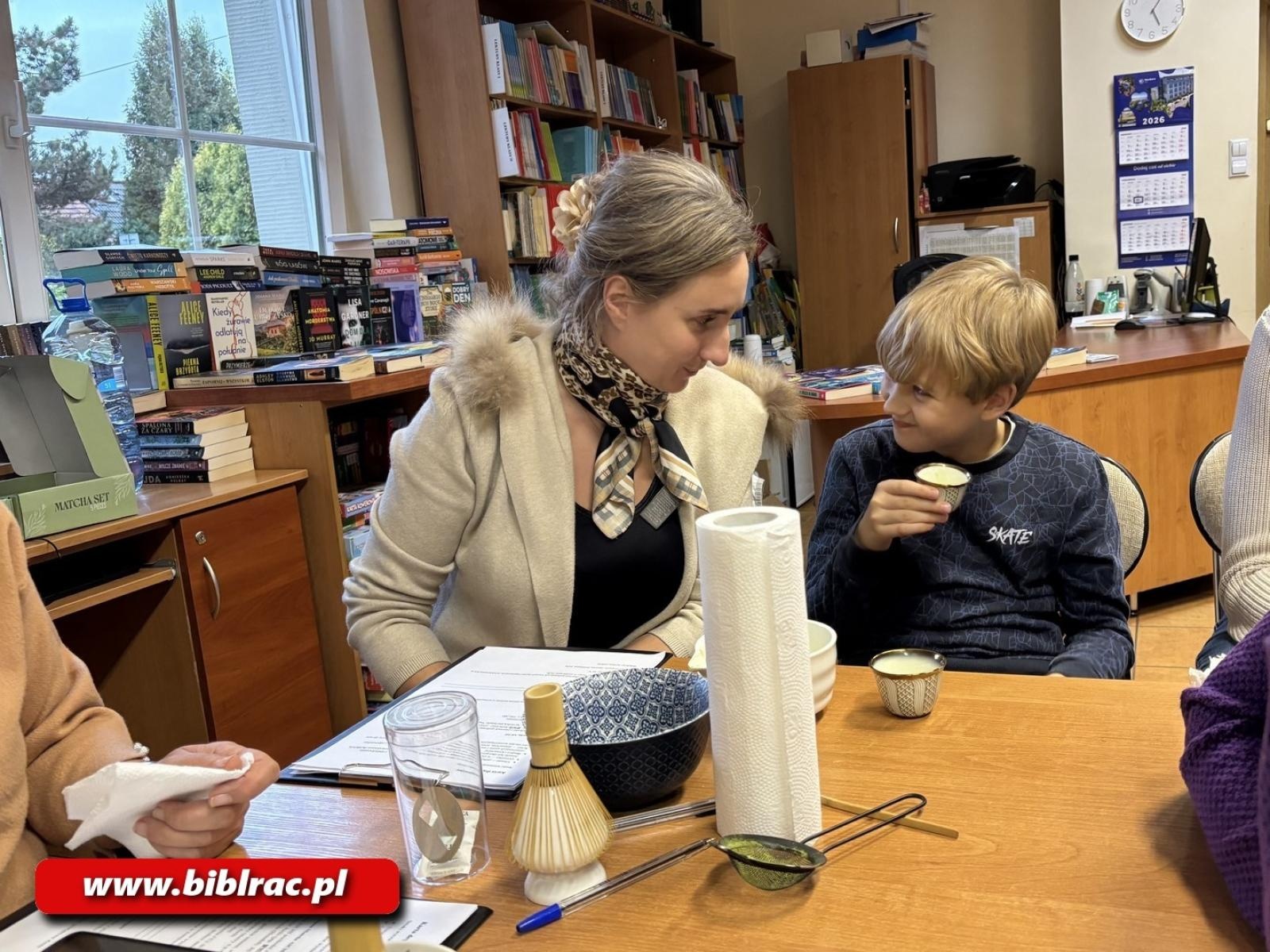 Zdjęcie w galerii na portalu naszraciborz.pl: Zielona energia w bibliotece – warsztaty matchy w Ocicach wiadomości z regionu
