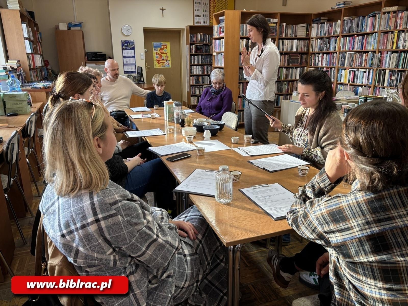 Zdjęcie w galerii na portalu naszraciborz.pl: Zielona energia w bibliotece – warsztaty matchy w Ocicach wiadomości z regionu