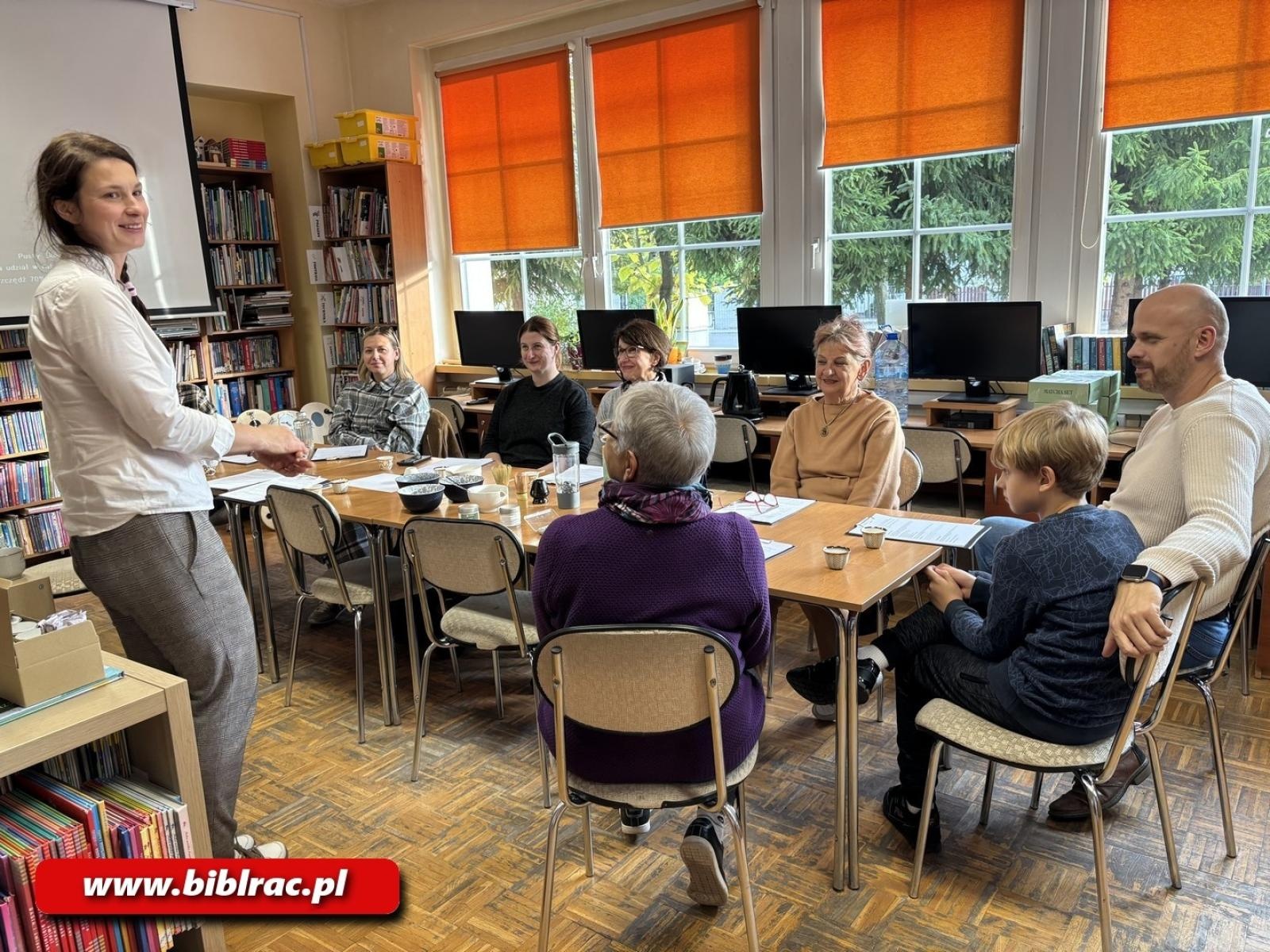 Zdjęcie w galerii na portalu naszraciborz.pl: Zielona energia w bibliotece – warsztaty matchy w Ocicach wiadomości z regionu
