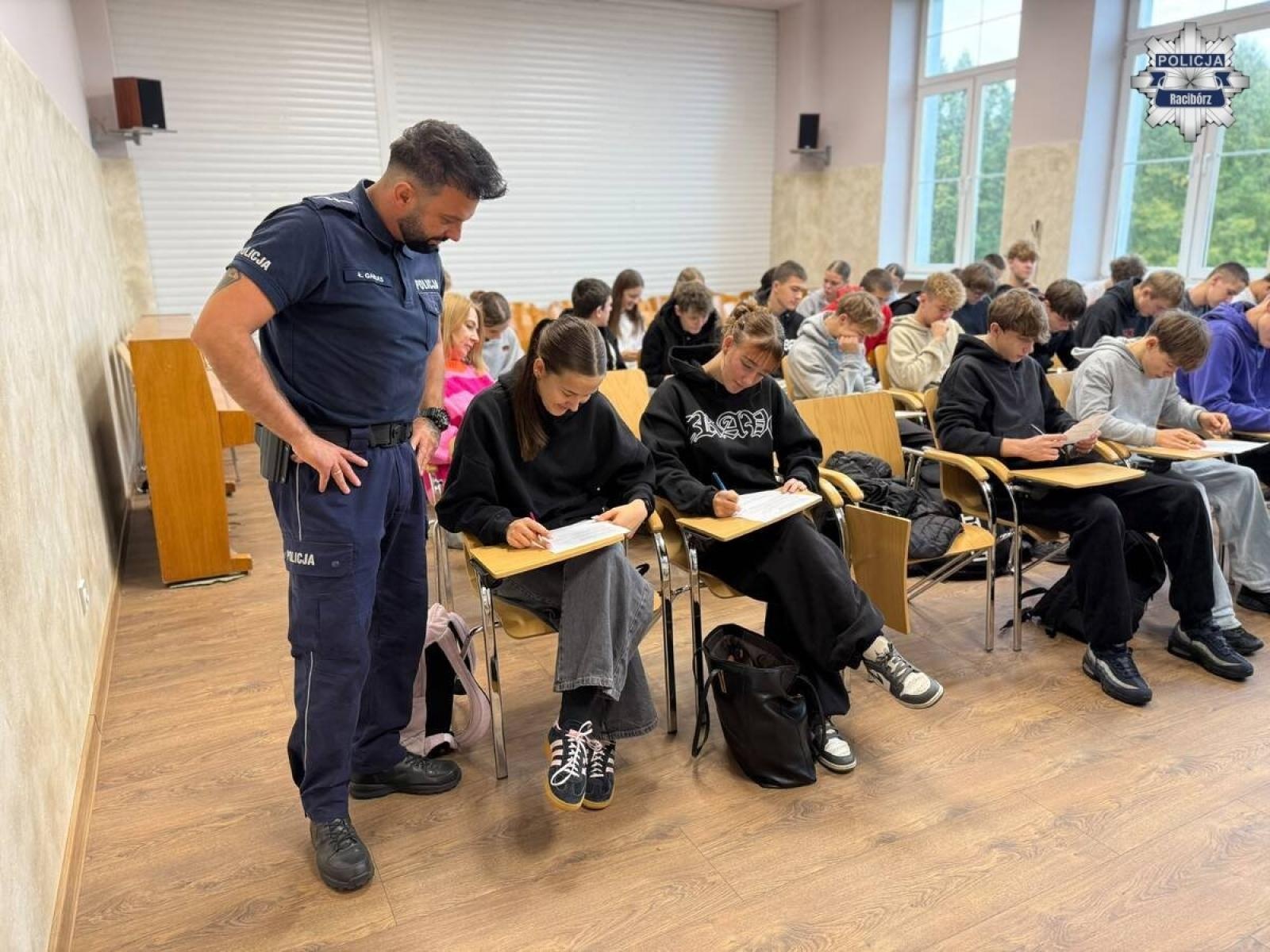 Zdjęcie w galerii na portalu naszraciborz.pl: Hejt, stereotypy i przemoc w sieci. Raciborscy policjanci rozmawiali z młodzieżą wiadomości z regionu