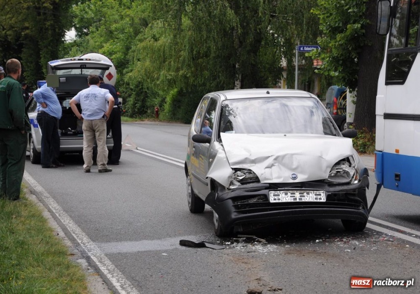 Zdjęcie w galerii na portalu naszraciborz.pl: Seicento wjechało w autobus PKS-u wiadomości z regionu