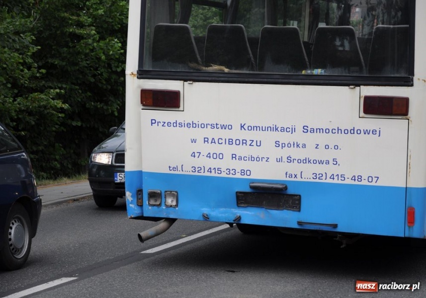 Zdjęcie w galerii na portalu naszraciborz.pl: Seicento wjechało w autobus PKS-u wiadomości z regionu