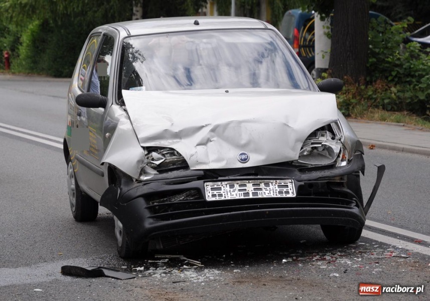 Zdjęcie w galerii na portalu naszraciborz.pl: Seicento wjechało w autobus PKS-u wiadomości z regionu