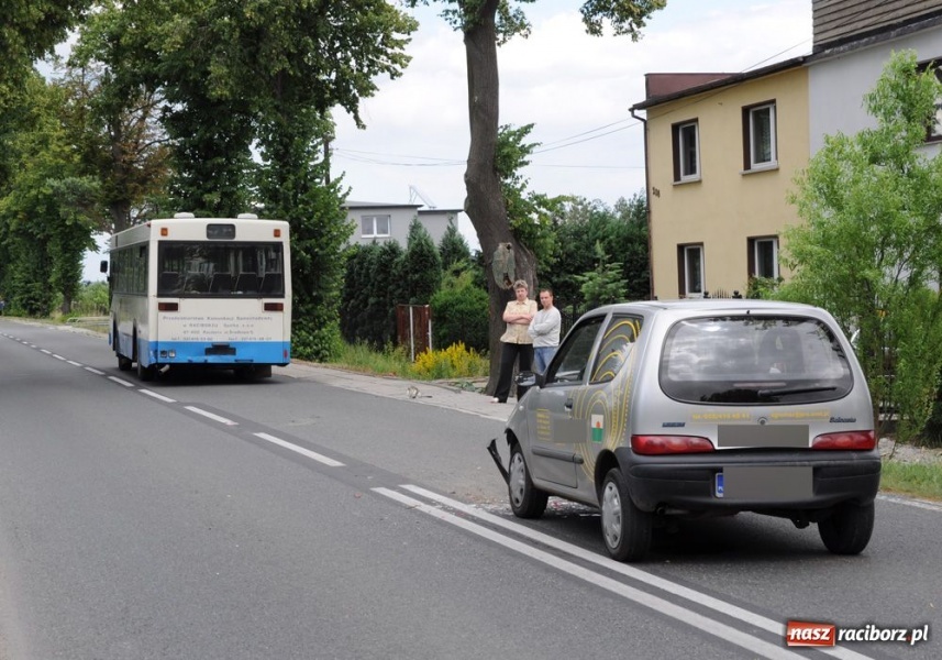 Zdjęcie w galerii na portalu naszraciborz.pl: Seicento wjechało w autobus PKS-u wiadomości z regionu