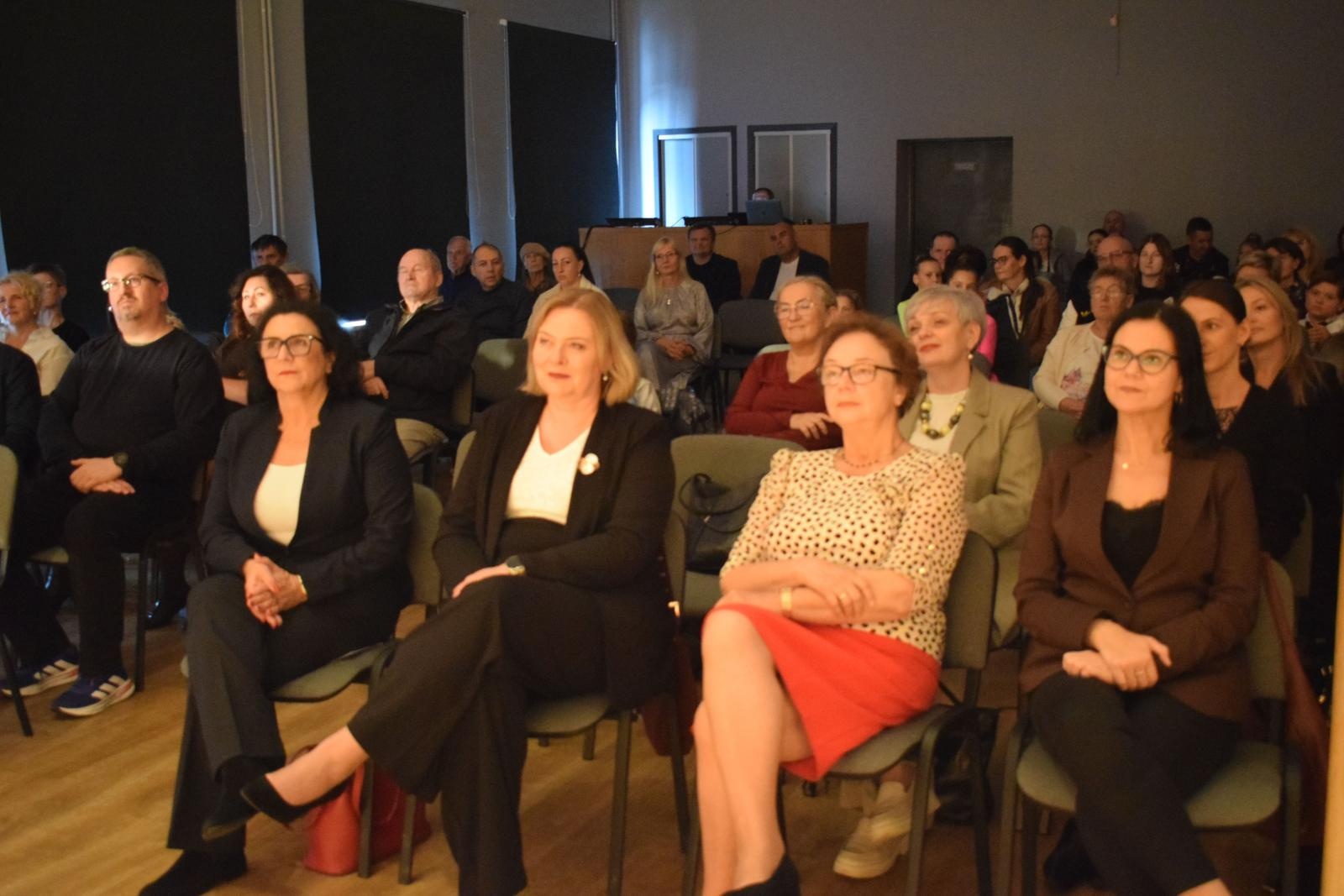 Zdjęcie w galerii na portalu naszraciborz.pl: Muzyka, harfa i taniec. Tak rozpoczął się nowy rok kulturalny w Powiatowym Domu Kultury wiadomości z regionu