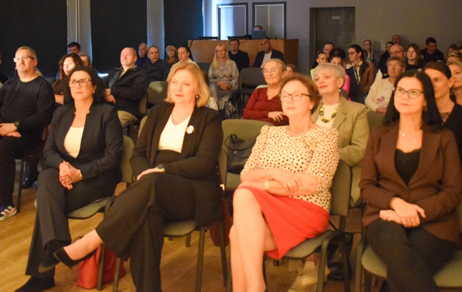 Zdjęcie w galerii na portalu naszraciborz.pl: Muzyka, harfa i taniec. Tak rozpoczął się nowy rok kulturalny w Powiatowym Domu Kultury wiadomości z regionu