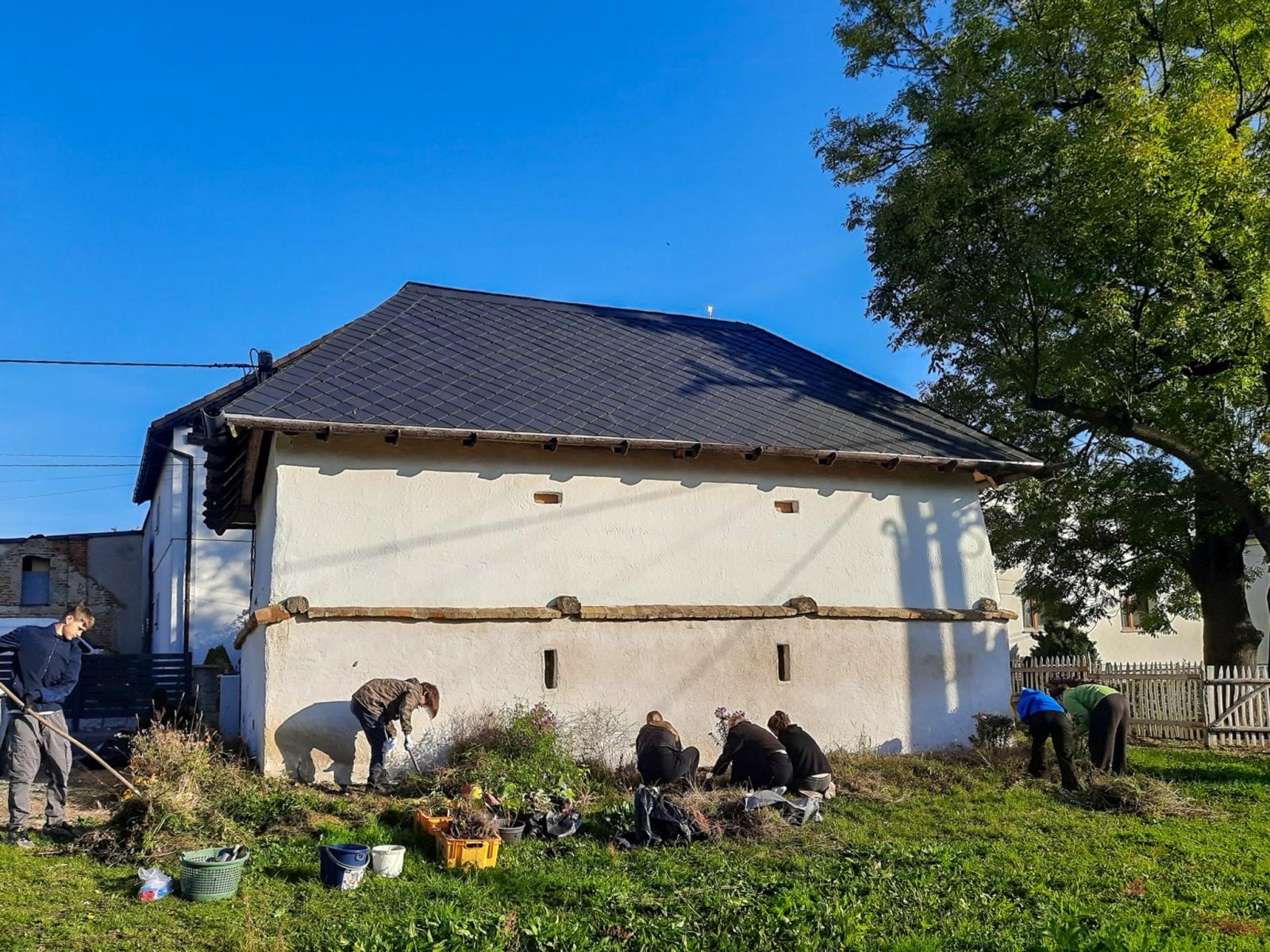 Zdjęcie w galerii na portalu naszraciborz.pl: Nowa zieleń wokół zabytkowego spichlerza w Sudole. Uczniowie zadbali o jego otoczenie wiadomości z regionu