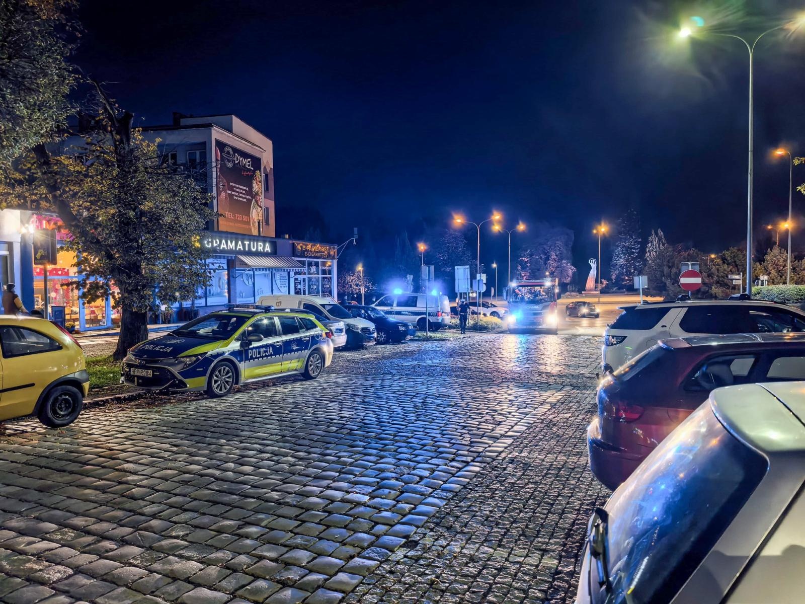 Zdjęcie w galerii na portalu naszraciborz.pl: Mężczyzna przygnieciony przez samochód, kobieta wypadła z balkonu. Strażacy interweniowali w regionie - raport 998 wiadomości z regionu