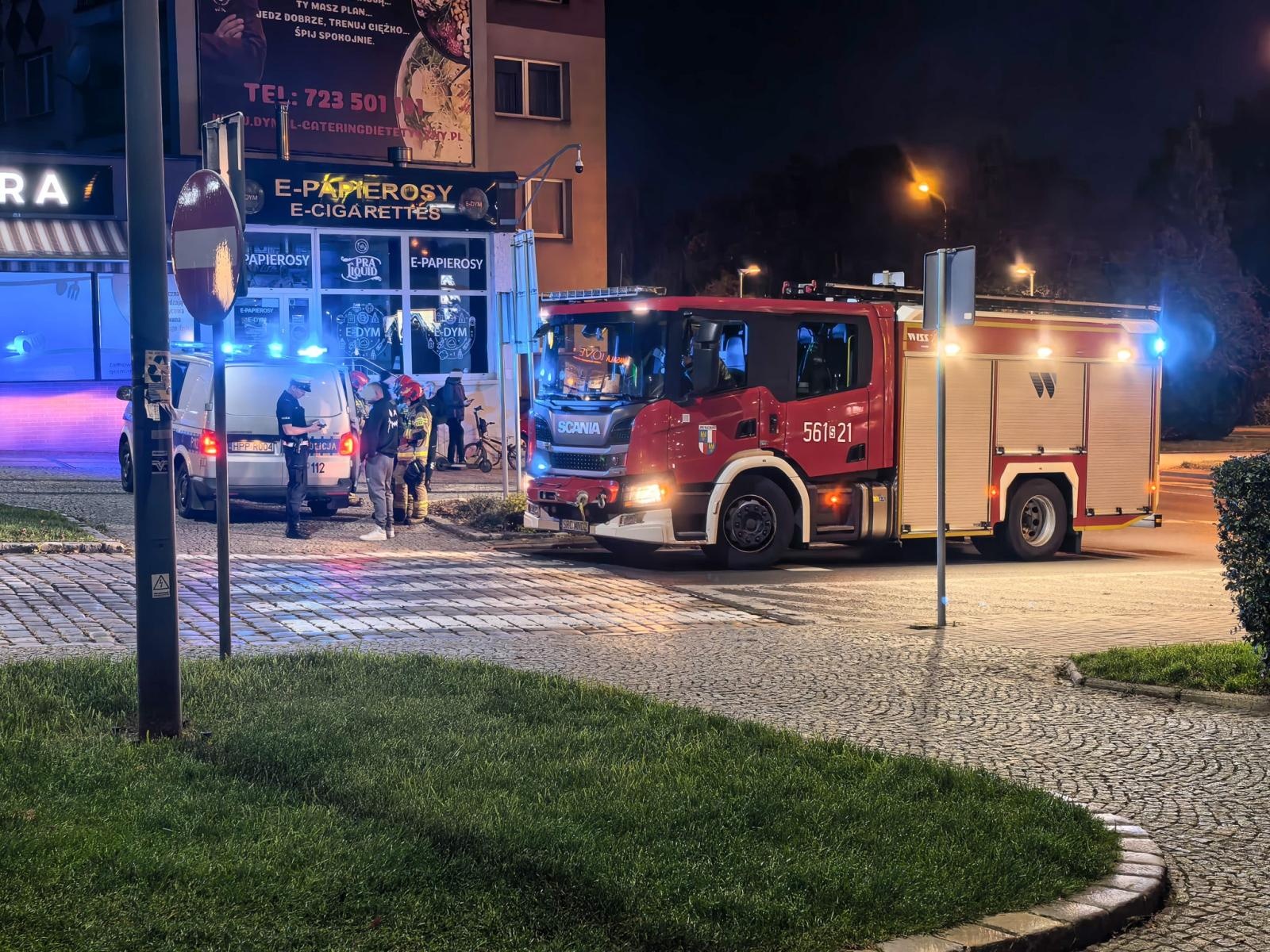 Zdjęcie w galerii na portalu naszraciborz.pl: Mężczyzna przygnieciony przez samochód, kobieta wypadła z balkonu. Strażacy interweniowali w regionie - raport 998 wiadomości z regionu