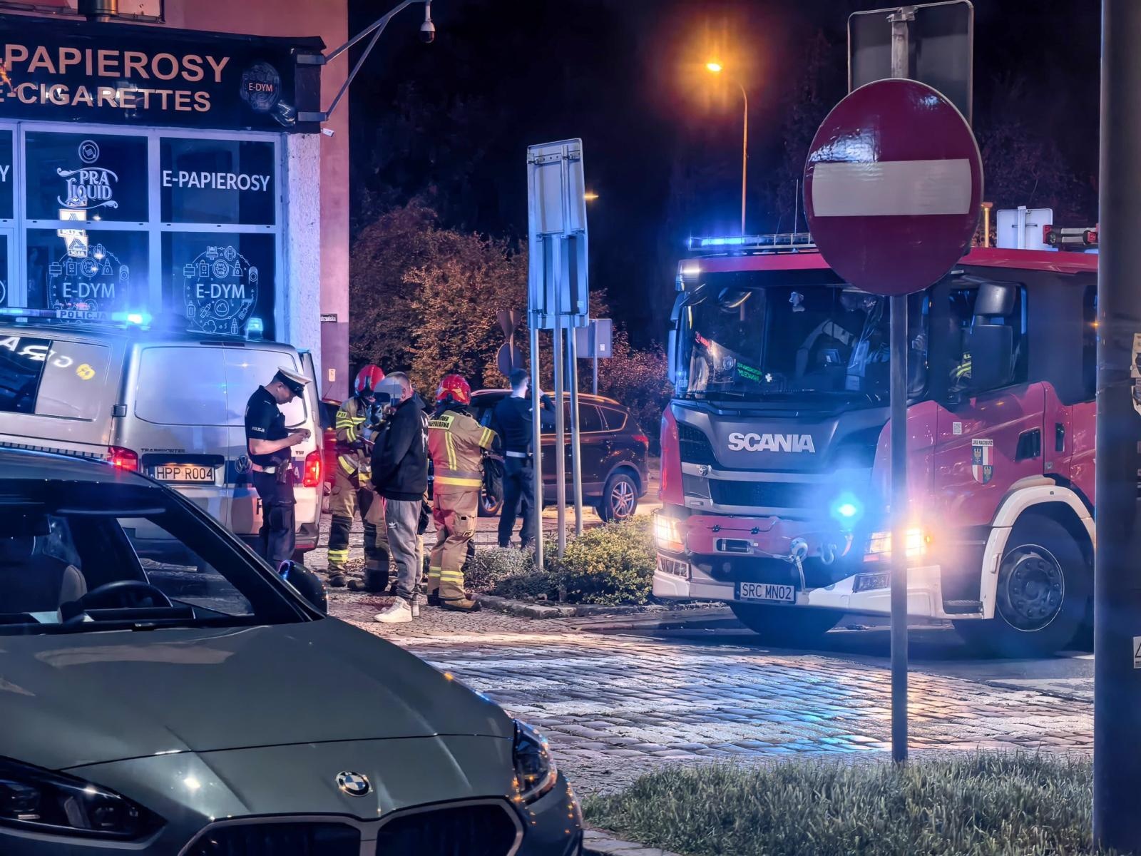 Zdjęcie w galerii na portalu naszraciborz.pl: Mężczyzna przygnieciony przez samochód, kobieta wypadła z balkonu. Strażacy interweniowali w regionie - raport 998 wiadomości z regionu