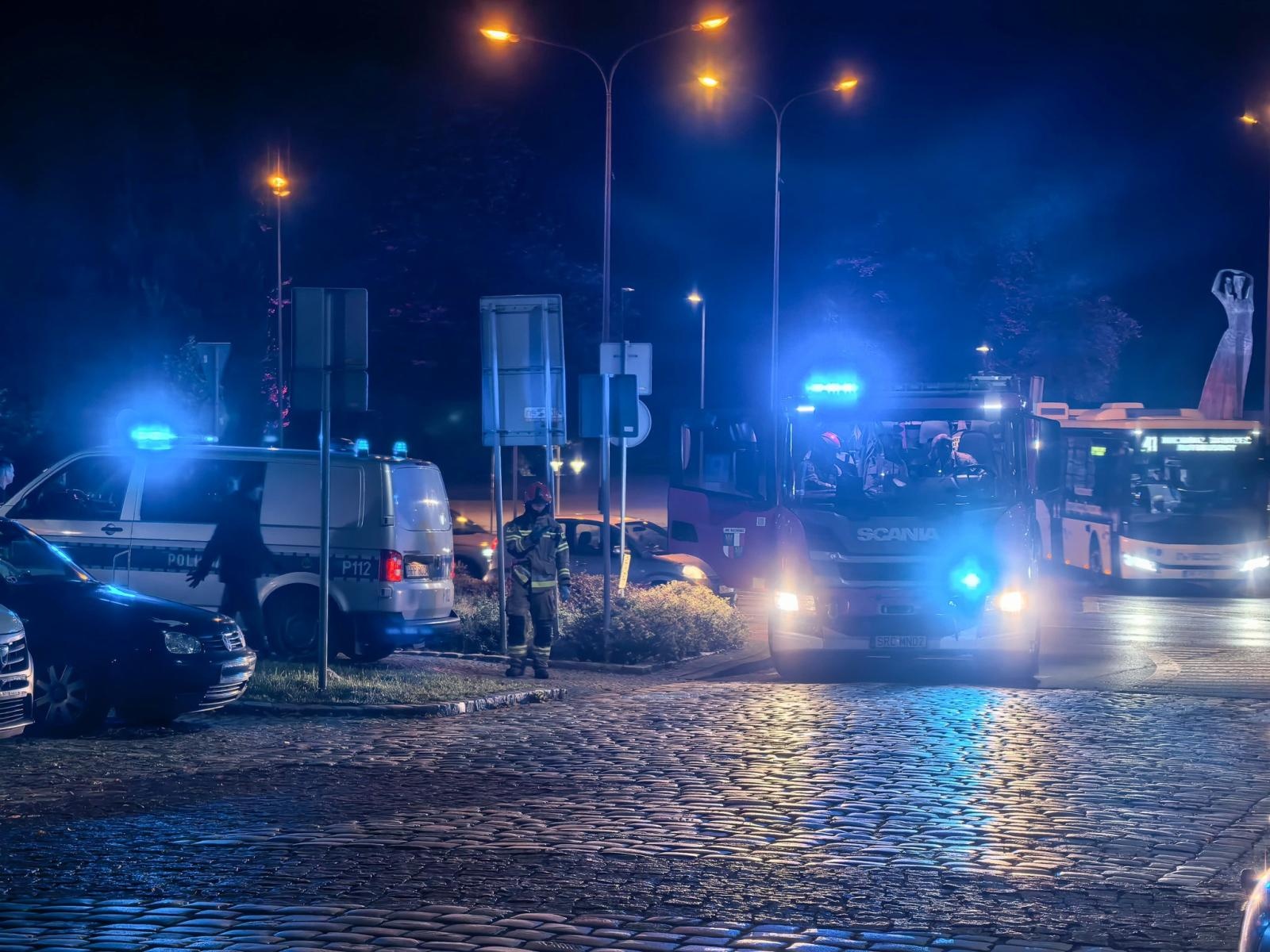 Zdjęcie w galerii na portalu naszraciborz.pl: Mężczyzna przygnieciony przez samochód, kobieta wypadła z balkonu. Strażacy interweniowali w regionie - raport 998 wiadomości z regionu