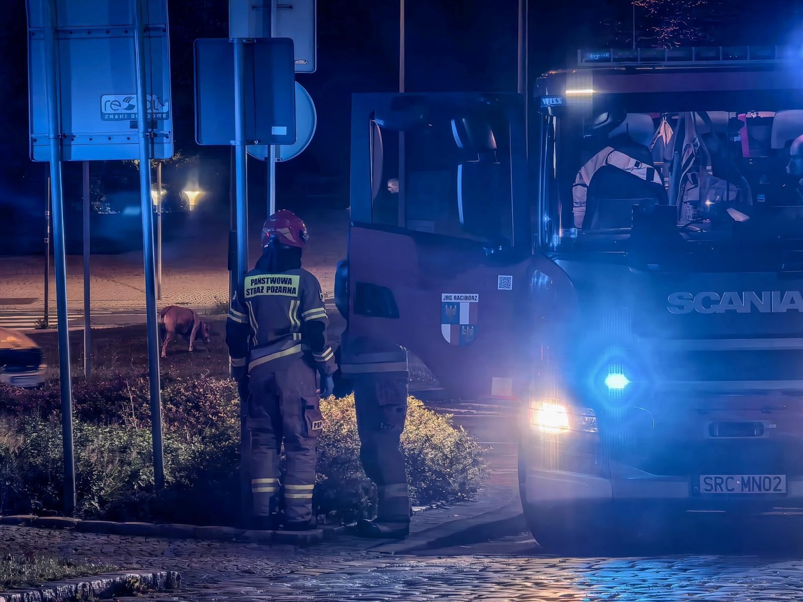 Zdjęcie w galerii na portalu naszraciborz.pl: Mężczyzna przygnieciony przez samochód, kobieta wypadła z balkonu. Strażacy interweniowali w regionie - raport 998 wiadomości z regionu