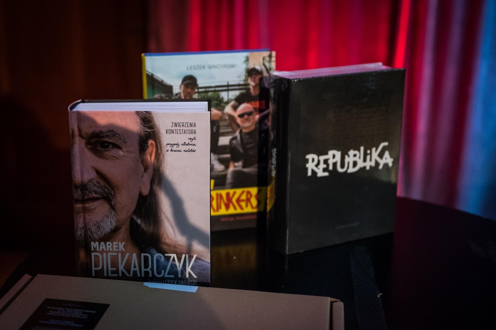 Zdjęcie w galerii na portalu naszraciborz.pl: Rockowe legendy zabrzmiały na Zamku Piastowskim. Kult, Maanam, Perfect i TSA w akustycznych aranżacjach wiadomości z regionu