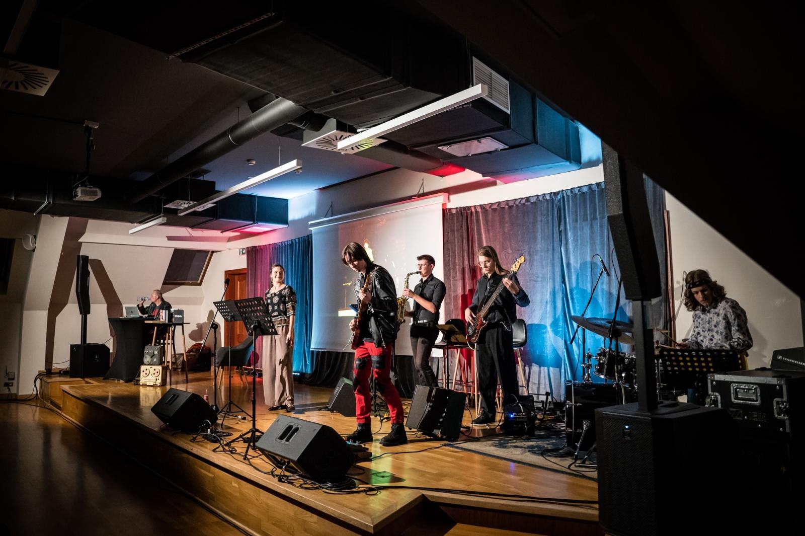 Zdjęcie w galerii na portalu naszraciborz.pl: Rockowe legendy zabrzmiały na Zamku Piastowskim. Kult, Maanam, Perfect i TSA w akustycznych aranżacjach wiadomości z regionu