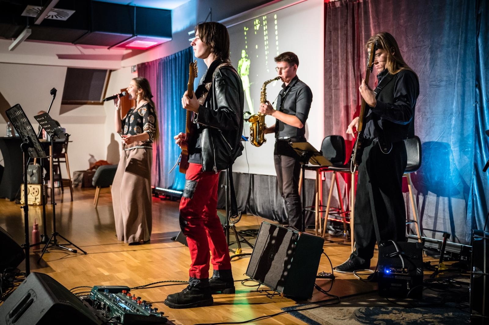 Zdjęcie w galerii na portalu naszraciborz.pl: Rockowe legendy zabrzmiały na Zamku Piastowskim. Kult, Maanam, Perfect i TSA w akustycznych aranżacjach wiadomości z regionu