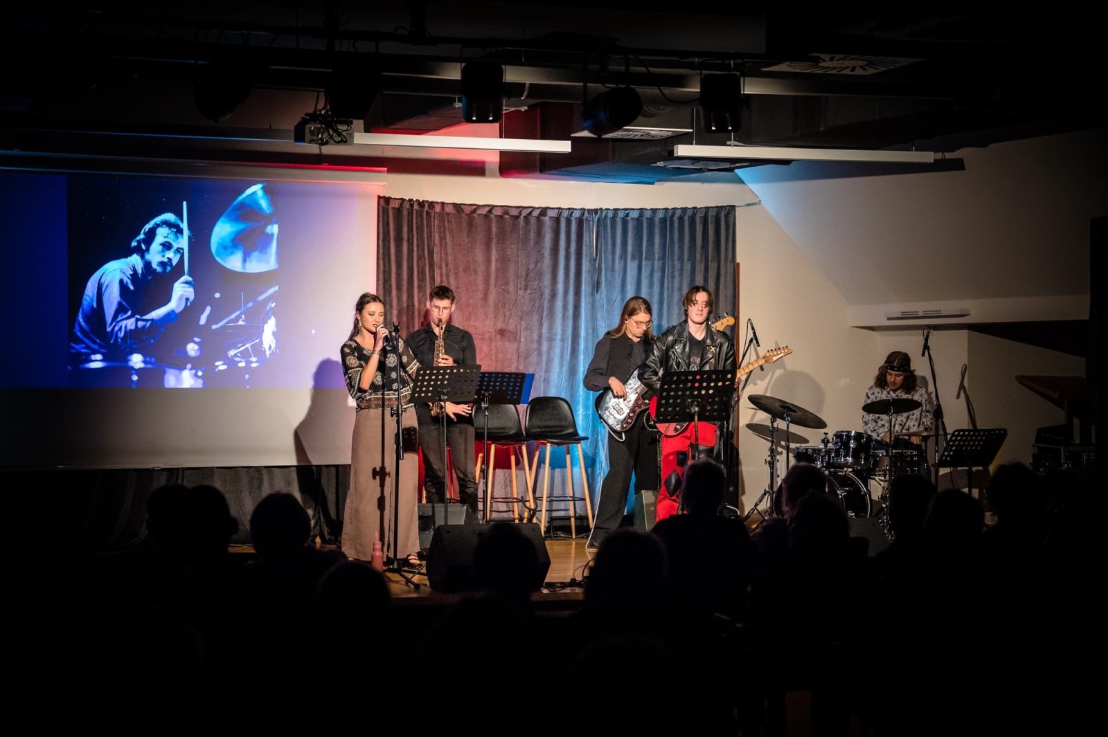 Zdjęcie w galerii na portalu naszraciborz.pl: Rockowe legendy zabrzmiały na Zamku Piastowskim. Kult, Maanam, Perfect i TSA w akustycznych aranżacjach wiadomości z regionu