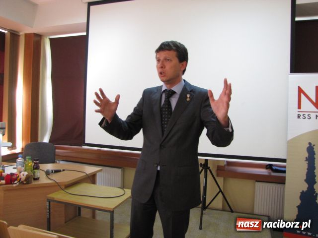 Zdjęcie w galerii na portalu naszraciborz.pl: Święty Mikołaj i policjant w jednym wiadomości z regionu