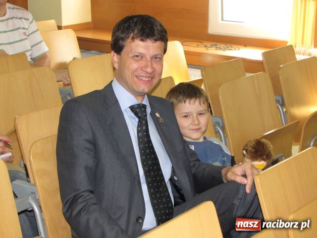 Zdjęcie w galerii na portalu naszraciborz.pl: Święty Mikołaj i policjant w jednym wiadomości z regionu