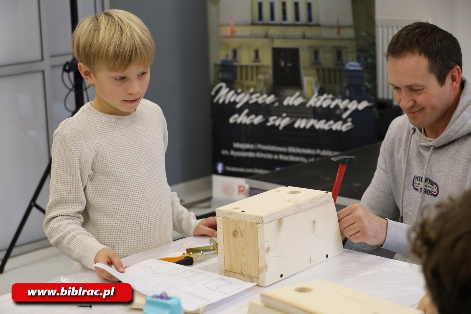 Zdjęcie w galerii na portalu naszraciborz.pl: Tata, dziecko i wspólne majsterkowanie - budki lęgowe w Klubie Ojca wiadomości z regionu