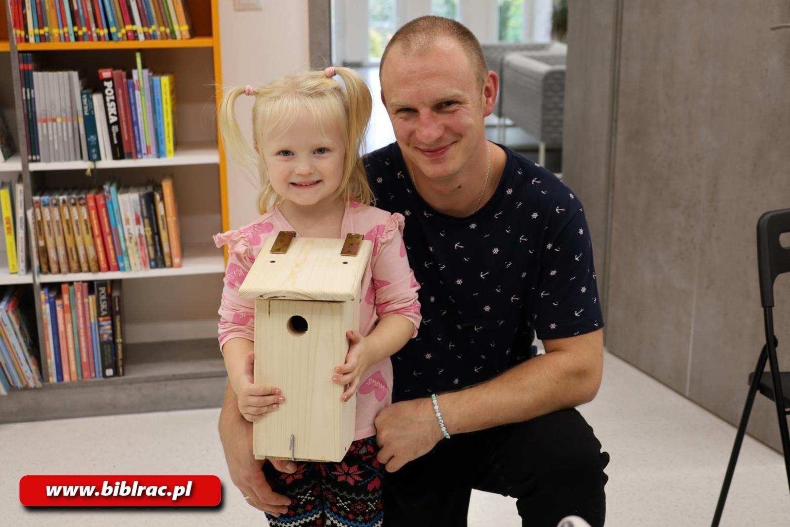 Zdjęcie w galerii na portalu naszraciborz.pl: Tata, dziecko i wspólne majsterkowanie - budki lęgowe w Klubie Ojca wiadomości z regionu