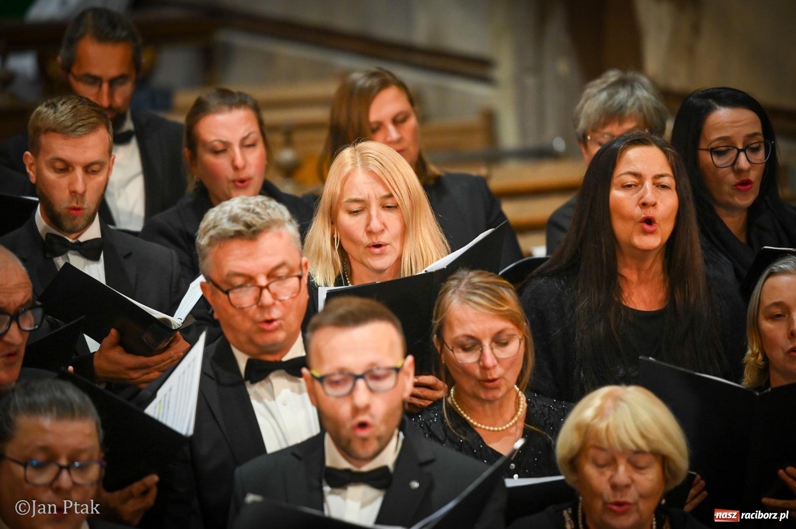 Zdjęcie w galerii na portalu naszraciborz.pl: Wręczono medale Unitas in Veritate. Laureaci XXIV Dni Księdza Prałata Stefana Pieczki wiadomości z regionu