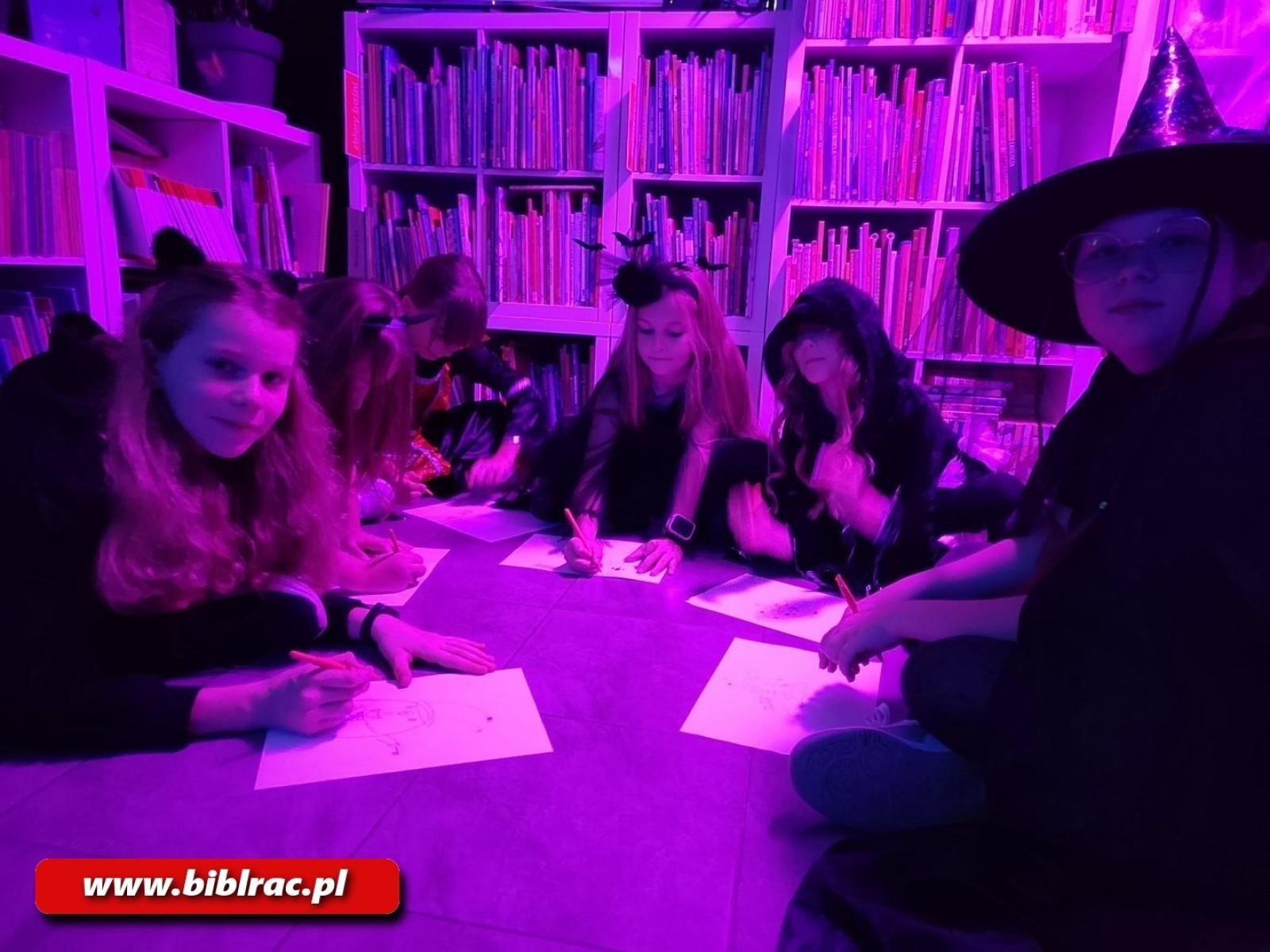 Zdjęcie w galerii na portalu naszraciborz.pl: Czytanie w ciemnościach w bibliotece w Brzeziu wiadomości z regionu