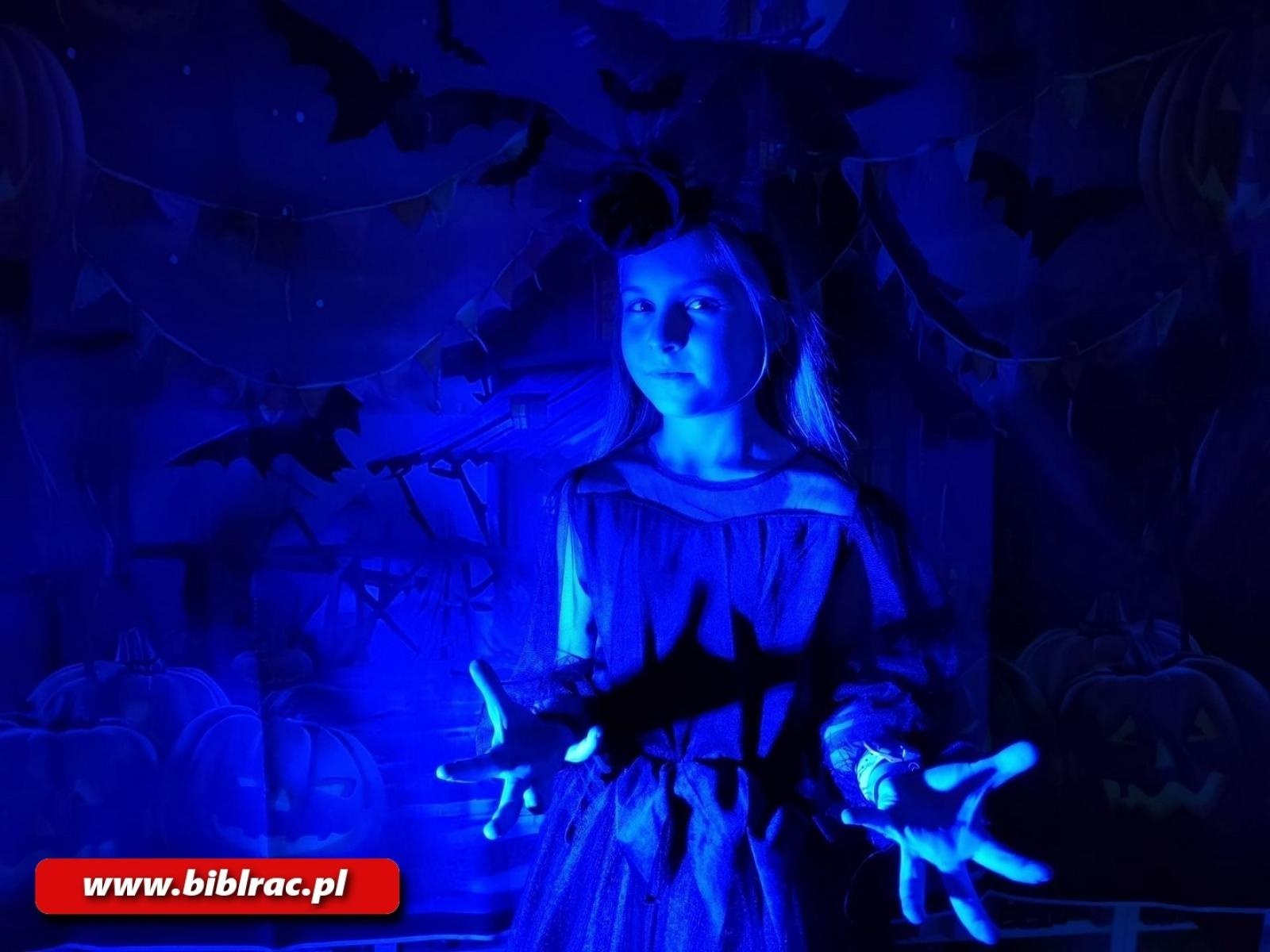 Zdjęcie w galerii na portalu naszraciborz.pl: Czytanie w ciemnościach w bibliotece w Brzeziu wiadomości z regionu