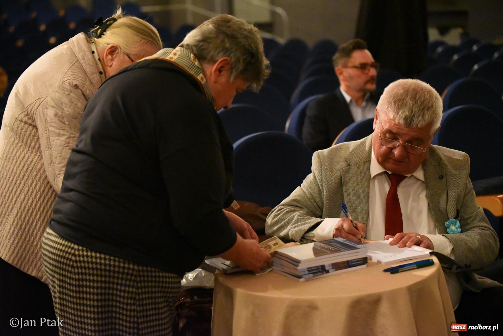 Zdjęcie w galerii na portalu naszraciborz.pl: Kresy zapisane w sercu. Promocja tomiku poezji na finał Dni Księdza Pieczki wiadomości z regionu