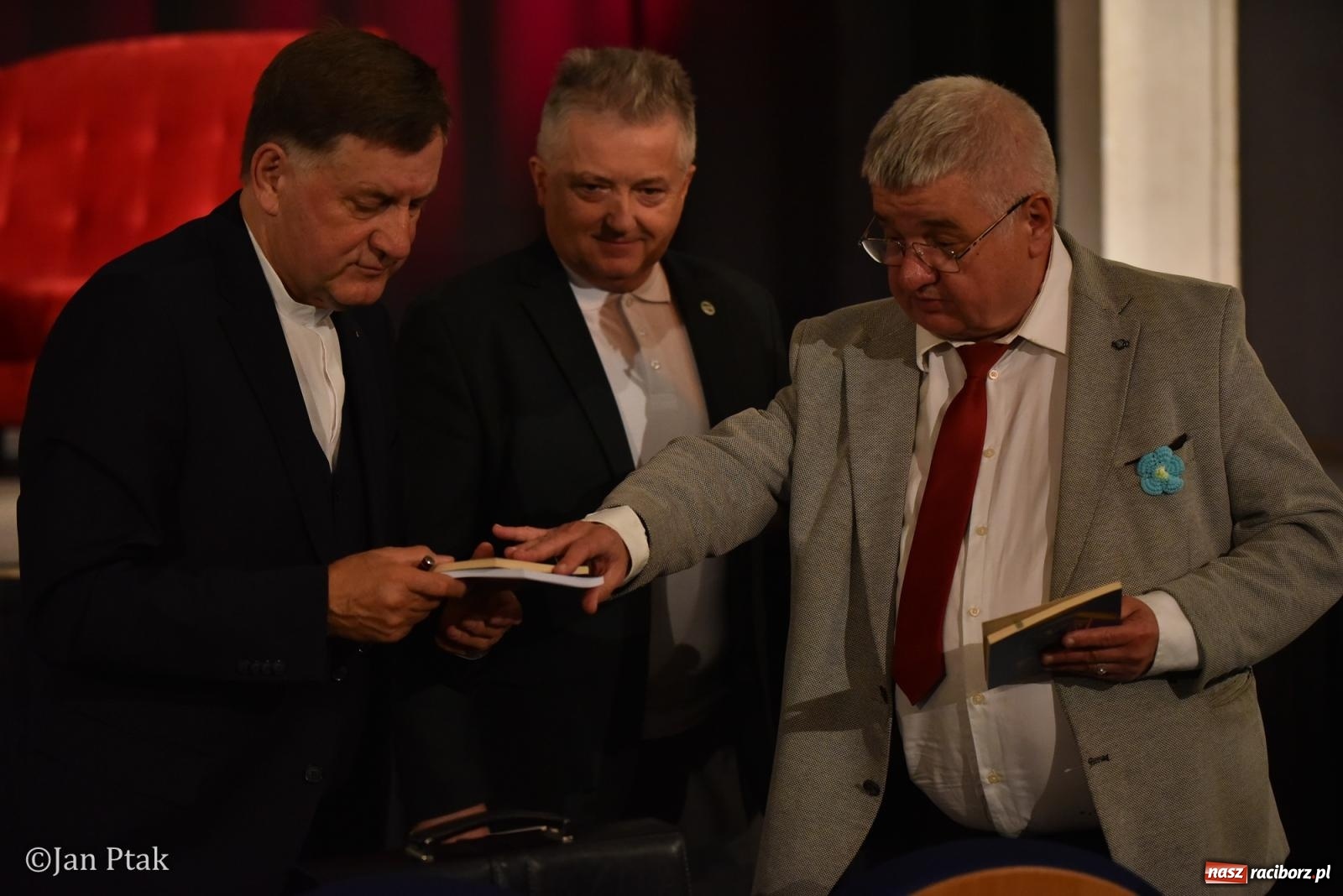 Zdjęcie w galerii na portalu naszraciborz.pl: Kresy zapisane w sercu. Promocja tomiku poezji na finał Dni Księdza Pieczki wiadomości z regionu